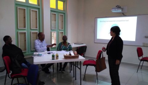 noticias-taller curacao-taiana mora presenta unos de los temas en taller readytoexport en curacao